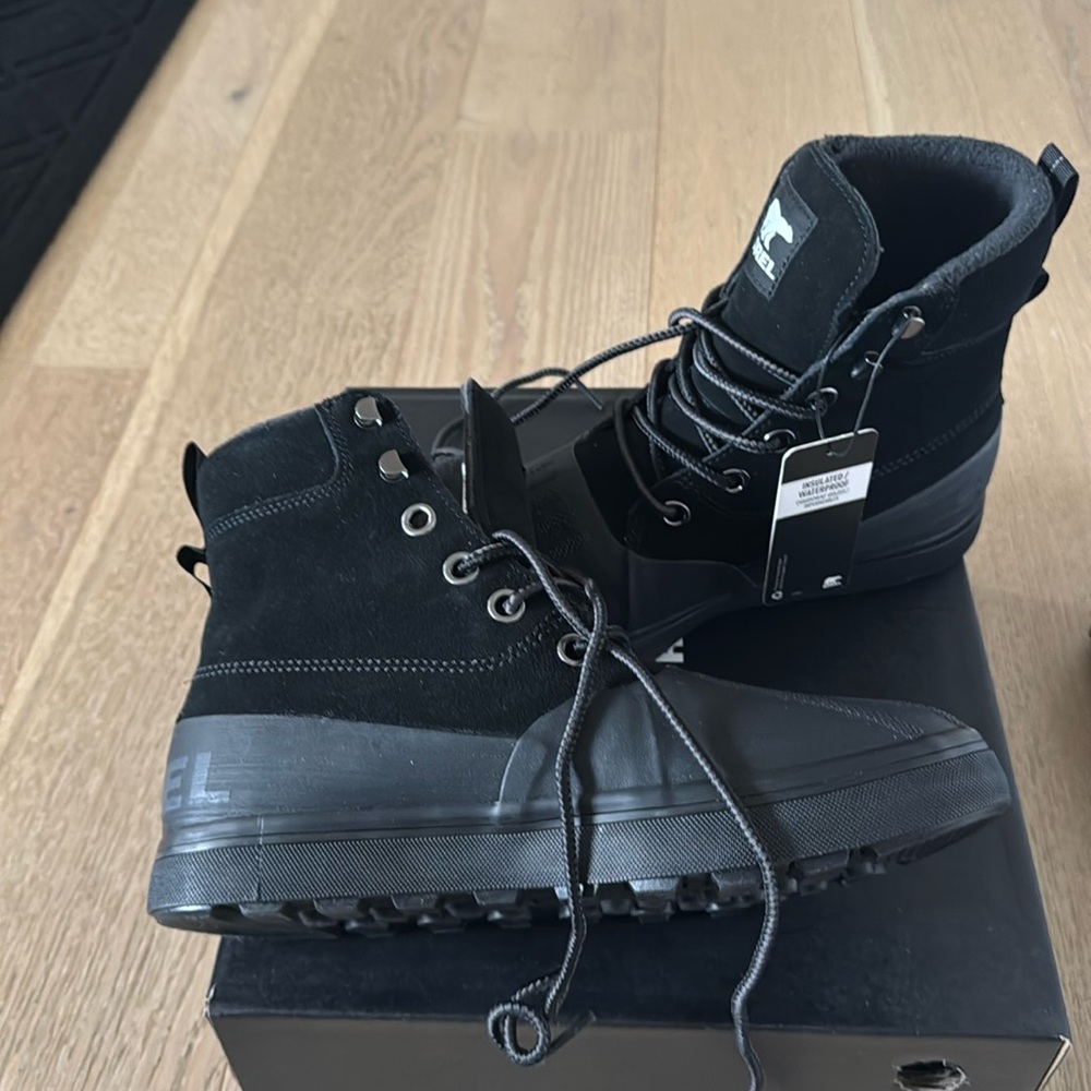 Brand New Men’s Sorel metro boot size 9.5. Fits slightly small.